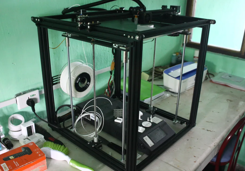 Gracias a la colaboración con una universidad alemana lograron adquirir una impresora 3D para el FabLab. (Foto: Adriana Alfonso Martín)