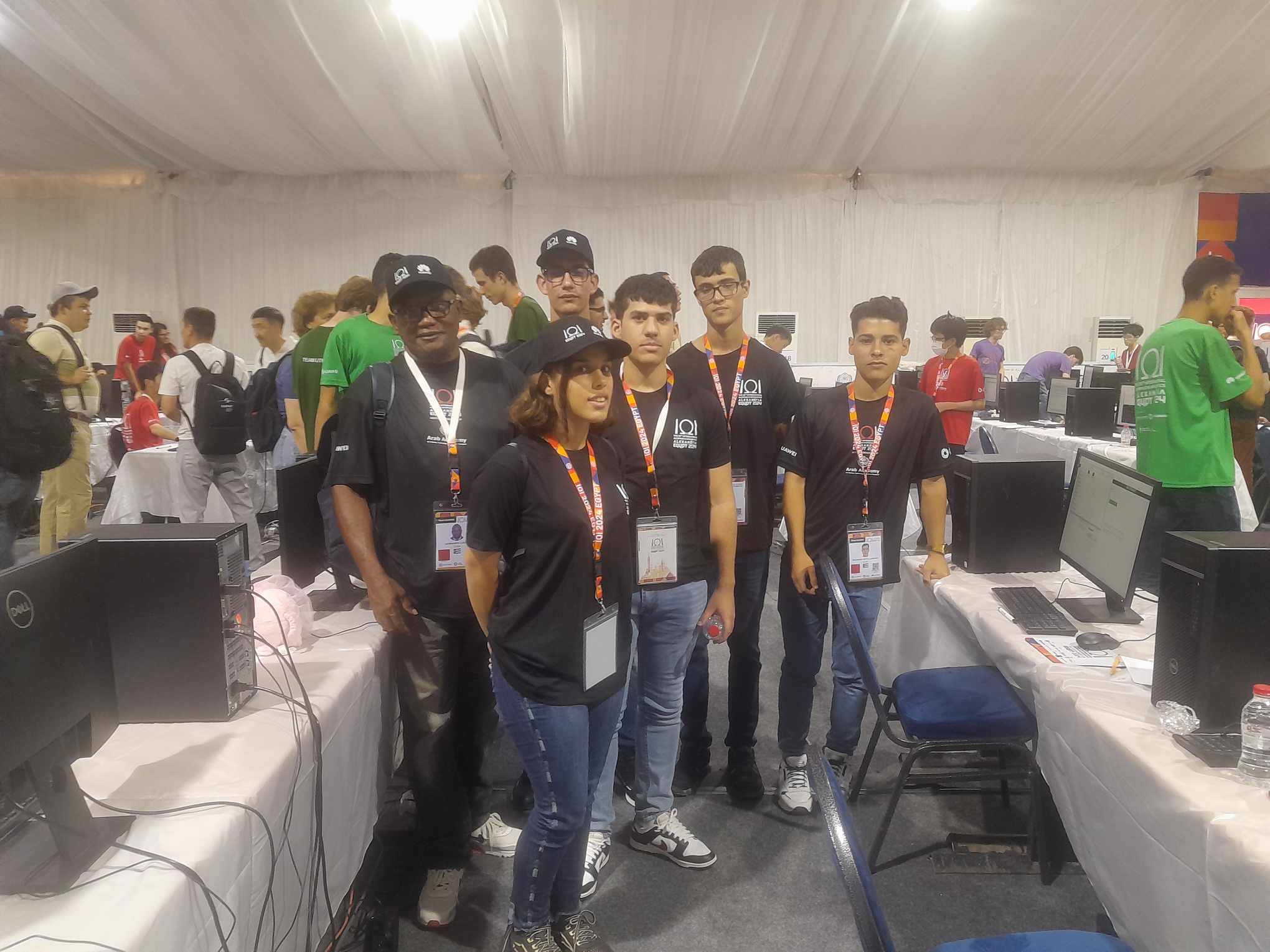 Jóvenes cubanos participantes de la IOI2024