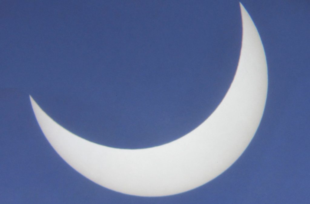 Imagen del disco del Sol, cubierto por la Luna un 69 por ciento de su área, en el máximo del eclipse solar del 14 de octubre de 2023. Lugar de observación: Don Mariano (Caimito, Provincia Artemisa).