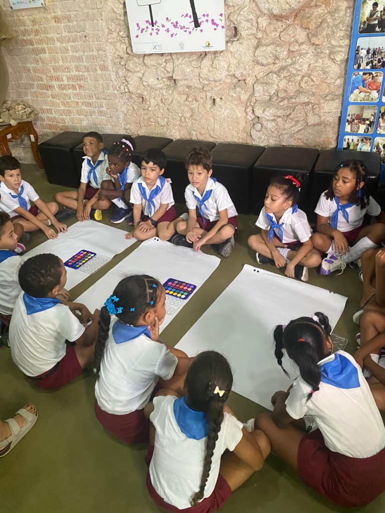 Niños de la escuela primaria Camilo Cienfuegos de La Habana Vieja en la exposición "Retados por el clima".
