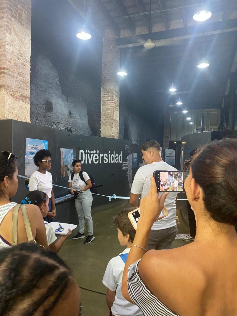 Representantes de AdaptHabana durante la muestra "Retados por el Clima"