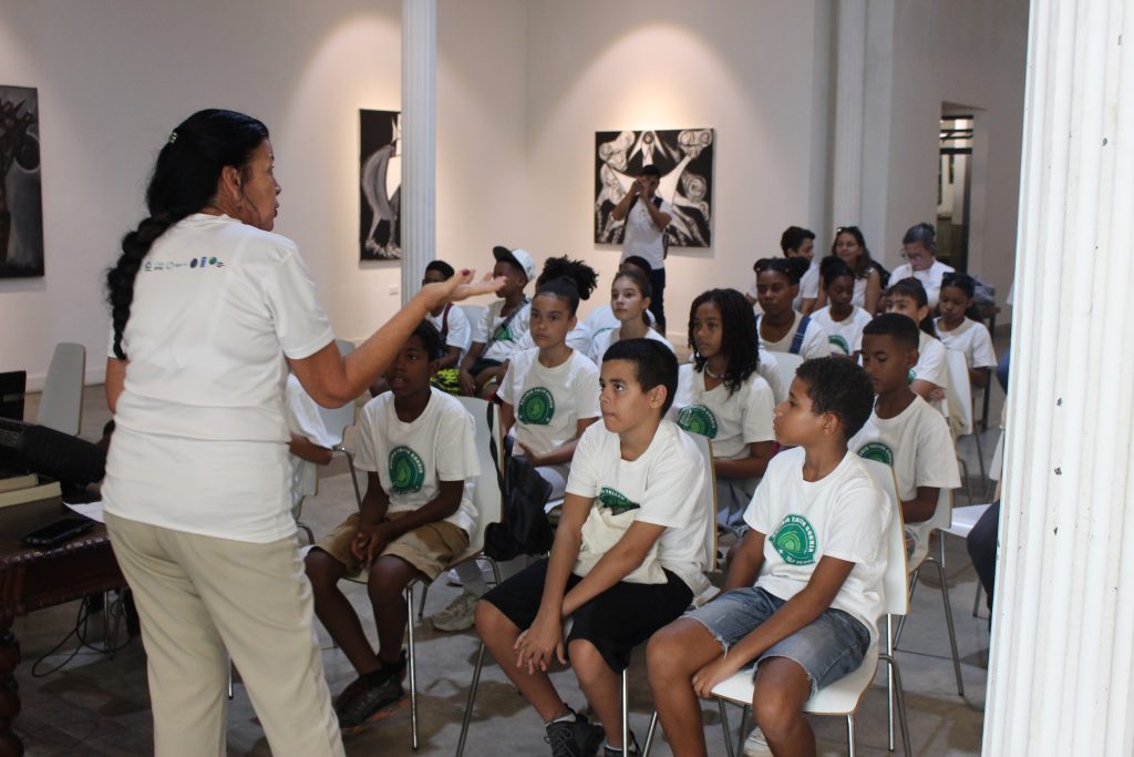 Niños en el taller organizado por AdaptHabana