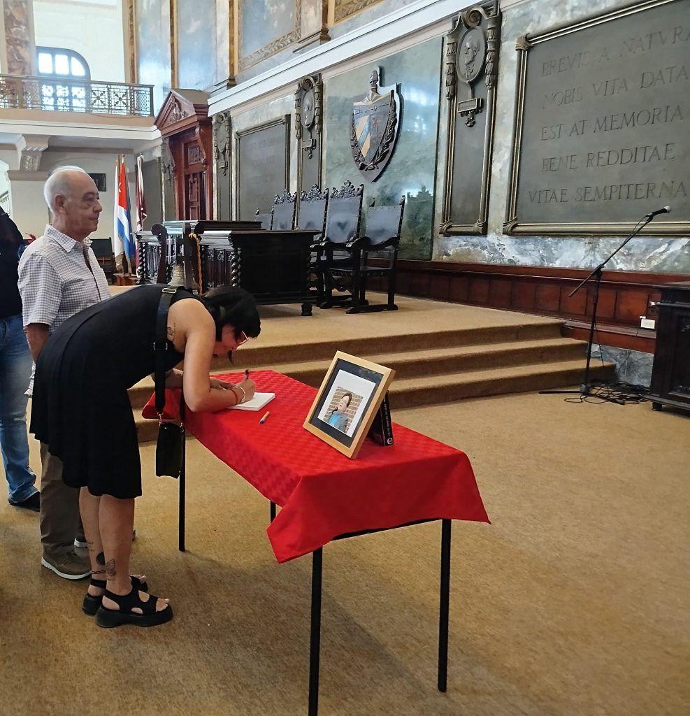 Amigos, colegas y familiares firman el libro de condolencias por el fallecimiento de Norma Vasallo