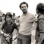 Manuel Elizalde junto a miembros de la tribu T’boli en Mindanao, 1970.