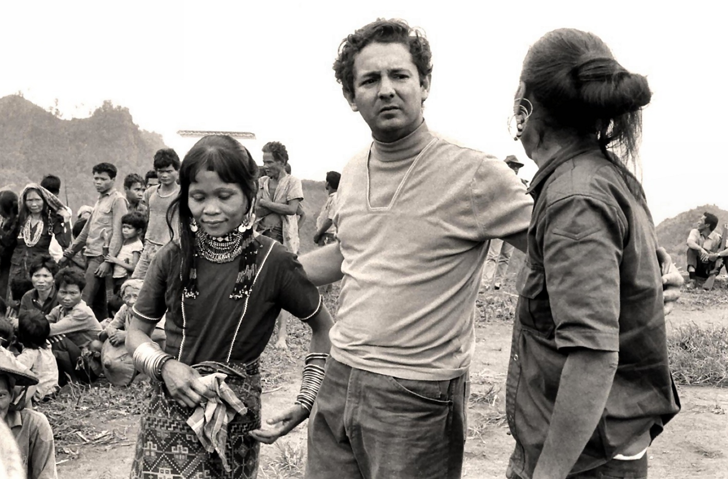 Manuel Elizalde junto a miembros de la tribu T’boli en Mindanao, 1970.