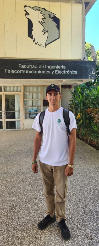 Egresados como David Lee García se suman en cada actividad por el aniversario de su alma mater.
