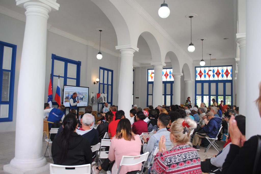 Un nutrido grupo de personas acudió a escuchar las experiencias de los integrantes del Club 5 Océanos