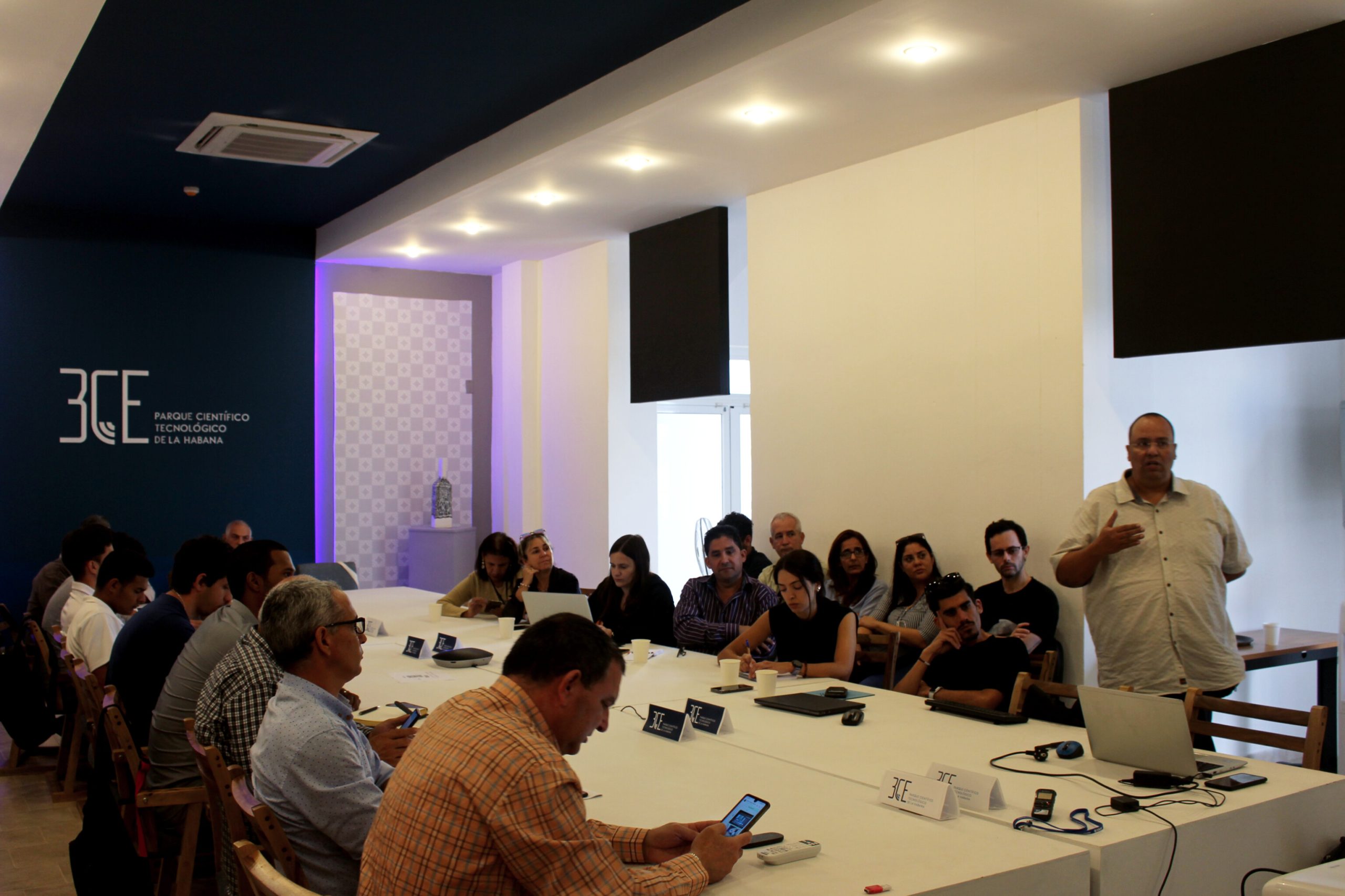 El Dr. Ernesto Estévez Rams, profesor de la Universidad de La Habana de la Facultad de Física y Académico de Mérito de la Academia de Ciencias de Cuba, ofreció una conferencia sobre Inteligencia Artificial en la III Feria de Negocios, Innovación y Emprendimiento que se realiza en el Parque Científico Tecnológico de La Habana.