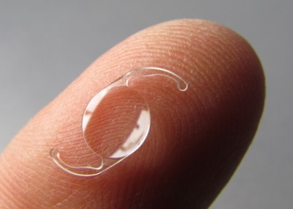 Lente intraocular. (Foto cortesía del Dr. Alfo José Batista)