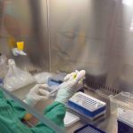 persona en laboratorio