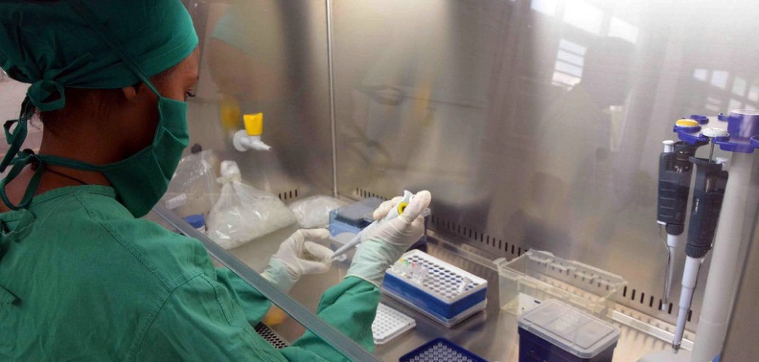 persona en laboratorio