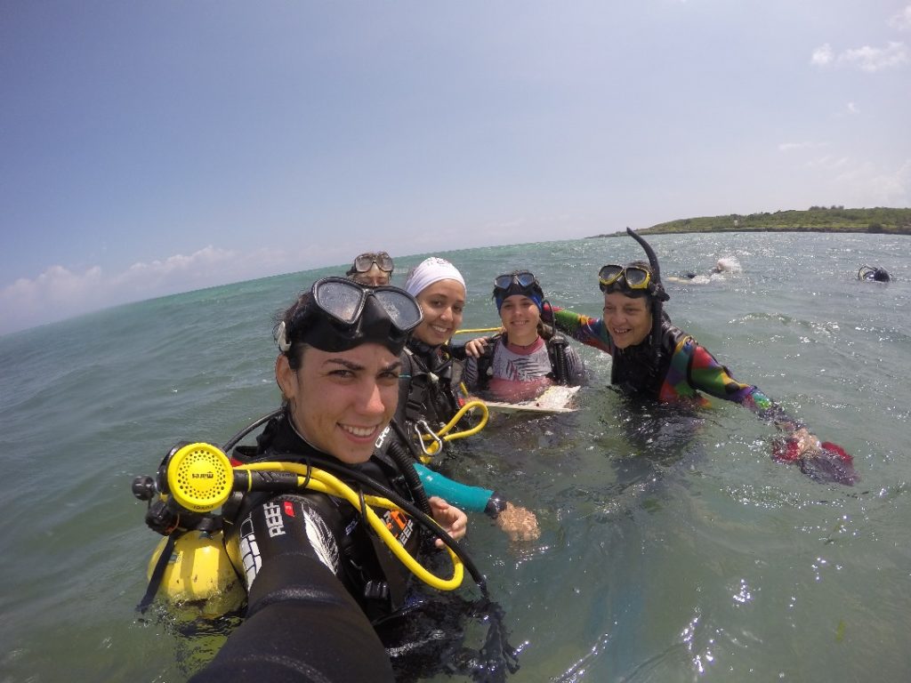 Beatriz Martínez Daranas en el mar, junto a jóvenes investigadores