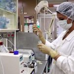 investigadora en laboratorio