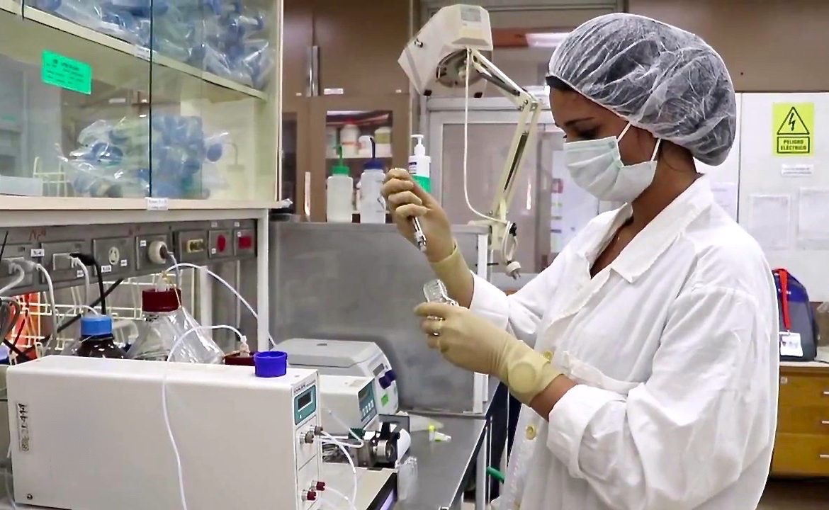 investigadora en laboratorio
