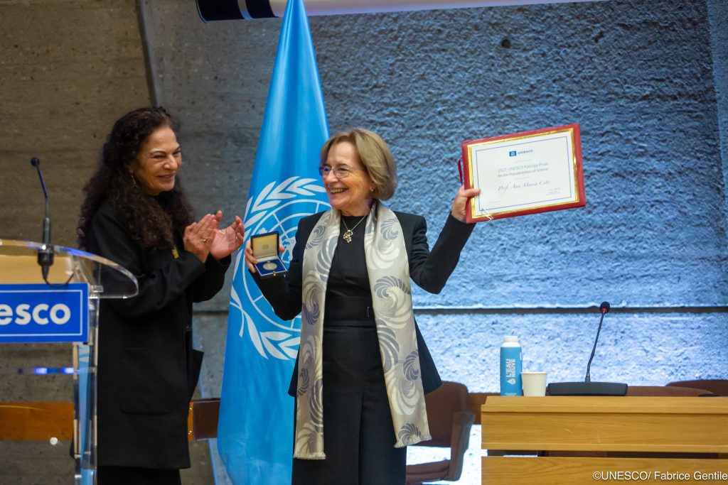 En la imagen la Dra. Ana María Cetto recibe el Premio Kalinga en reconocimiento a sus aportes por hacer más accesible el conocimiento científico. (Foto: tomada de https://www.jinr.ru/)