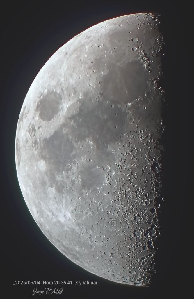 Figura 3: Luna en su fase Cuarto Creciente, observada desde un telescopio reflector, muestra su parte iluminada hacia el sentido opuesto a como realmente se ve. Foto cortesía del astrofotógrafo cubano Jorge Félix Morales