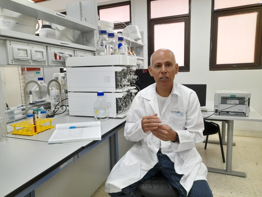 El Dr. Héctor Santana es uno de los autores de la investigación, que implica el uso de la nanotecnología para la cicatrización. (Foto cortesía del CIGB)