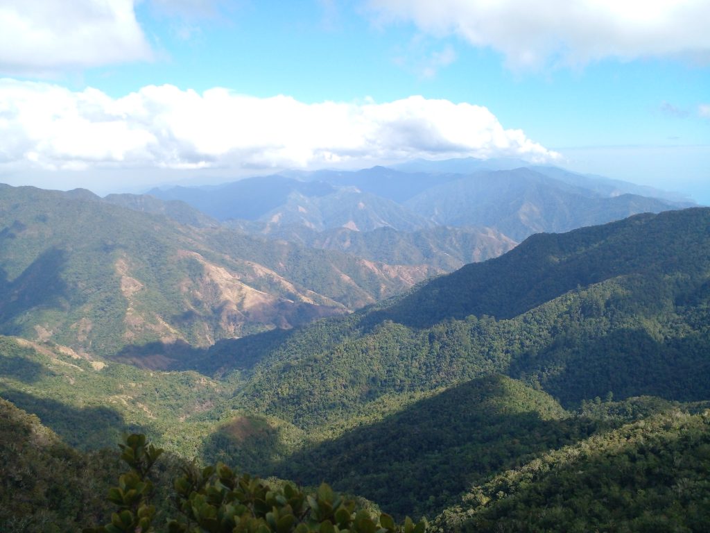 Vista hacia el este de la Sierra Maestra desde el Mirador.