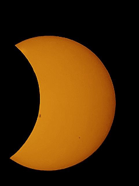 Imagen del disco solar, donde se observan las manchas solares, tomada por el astrónomo amateur cubano Jorge Félix Morales, durante el eclipse total de Sol del 14 de octubre de 2023