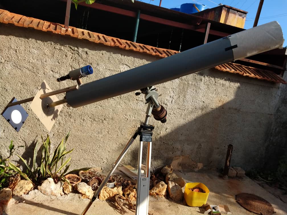 Telescopio artesanal con una pantalla para la observación solar segura