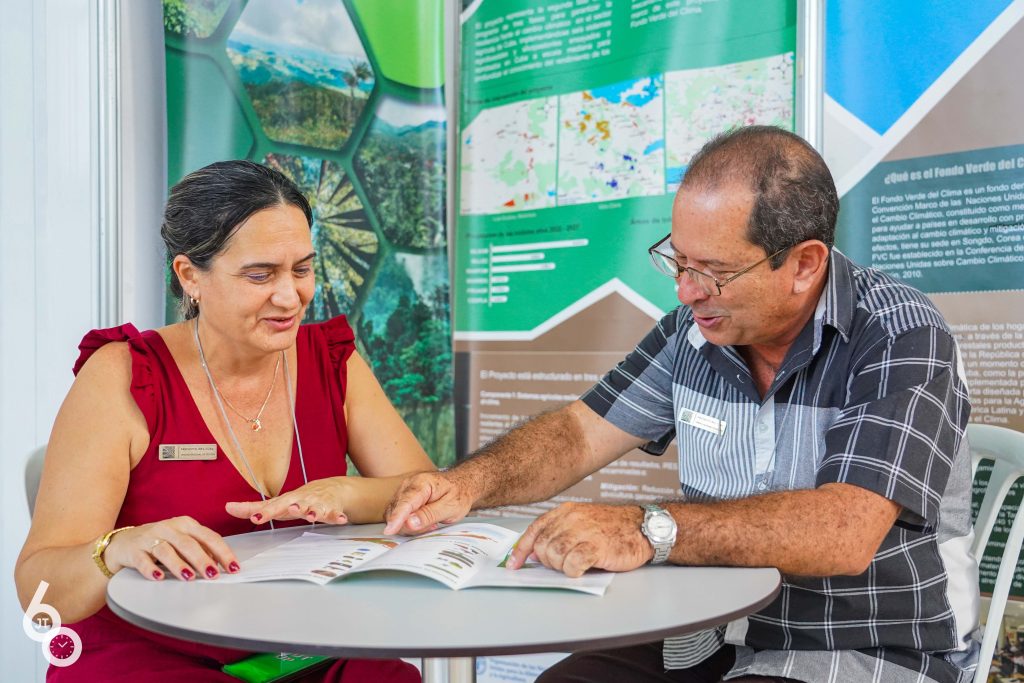 Representantes del proyecto IRES en la convención de medio ambiente