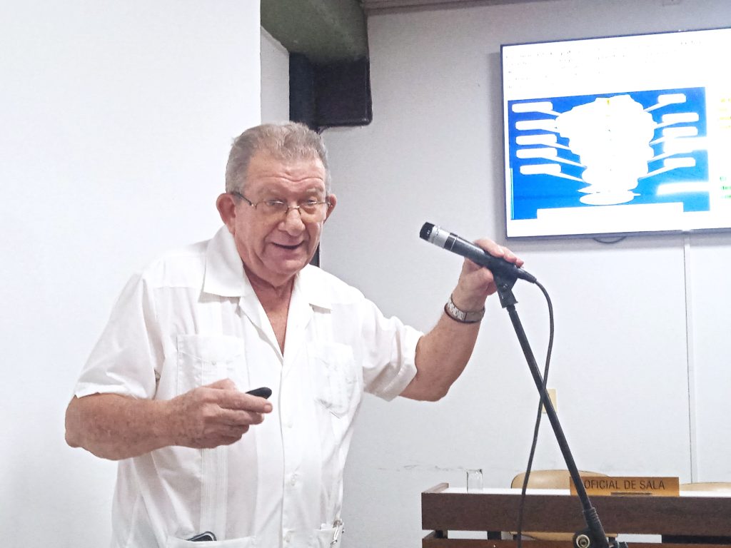 Dr. Jorge Mario García Rodríguez. durante su disertación sobre las cuencas hidrográficas.