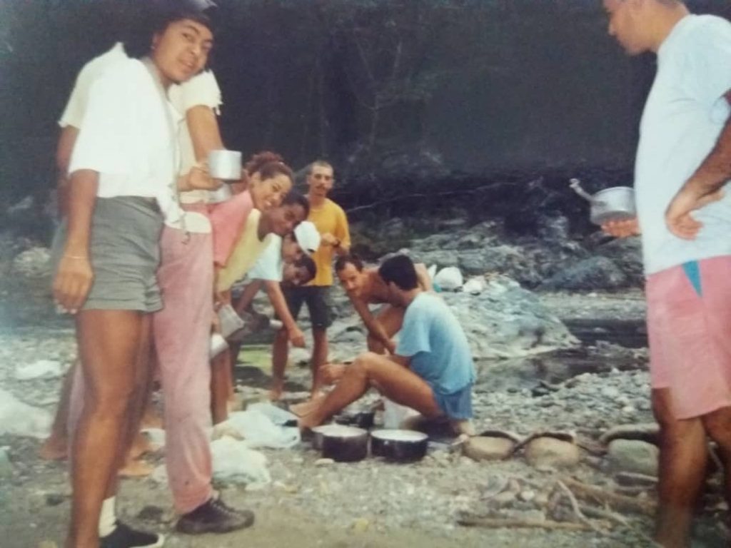 Las Mulatas del Caribe en fila y detrás repartiéndose la crema Mal Nombre en el Toa