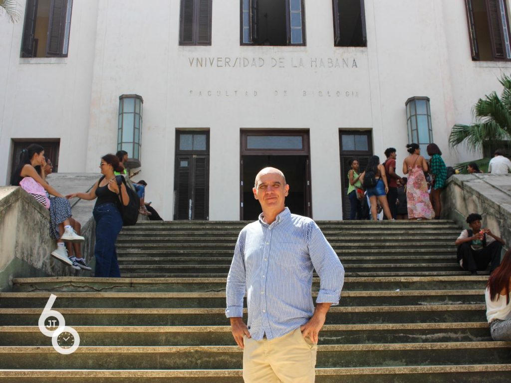 Sus alumnos lo catalogan como un influencer. Y es que las clases, su vida académica, dice, “son el espacio más feliz del mundo después de mi familia y mis amigos”. Allí deposita toda la pasión y el entusiasmo./Foto: Sheryl Márquez Vega