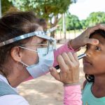 Doctora atendiendo a niña