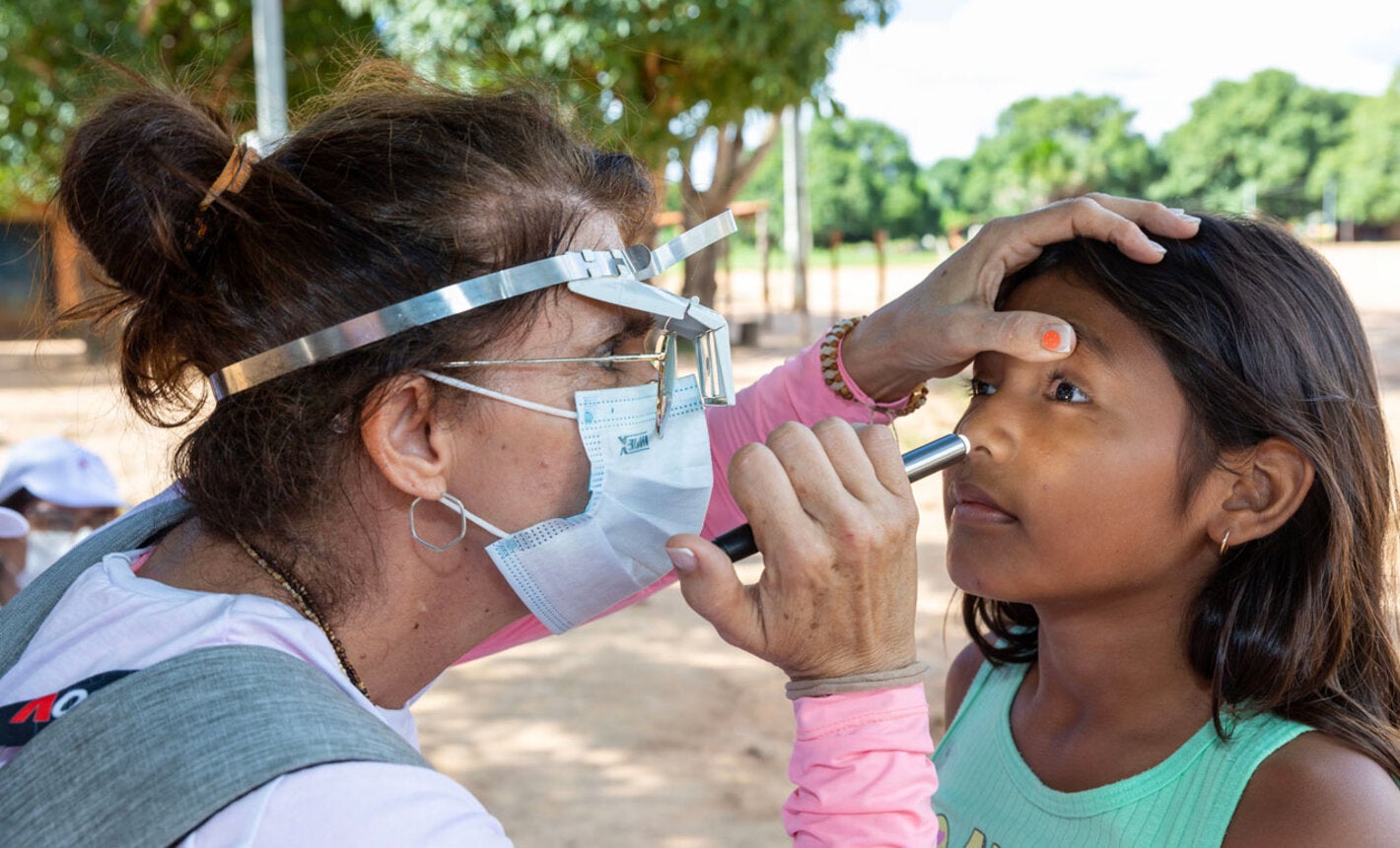 Doctora atendiendo a niña